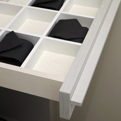 cajón en interior de armario de diseño dica en Donostia